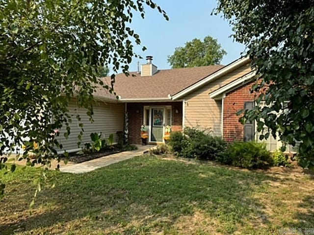 single story home with a front yard