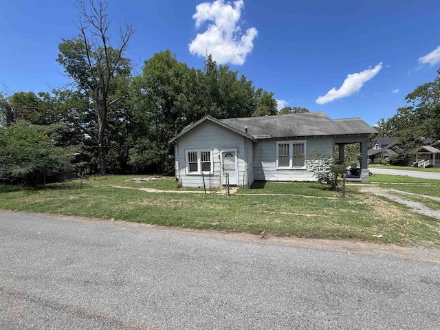 view of front facade with a front yard