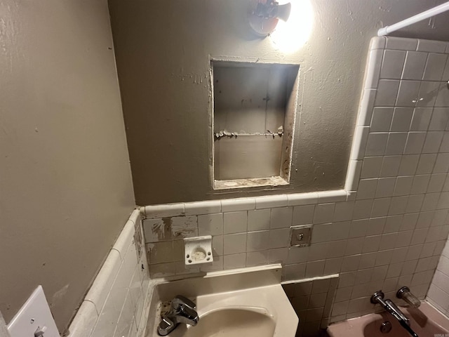 bathroom featuring sink and tiled shower / bath combo