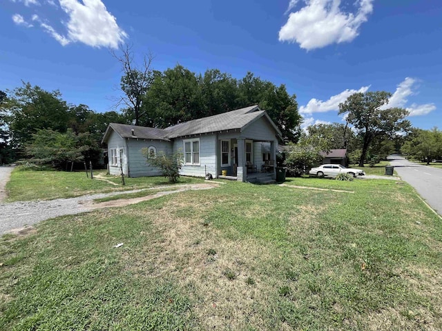 view of front of home featuring a front yard