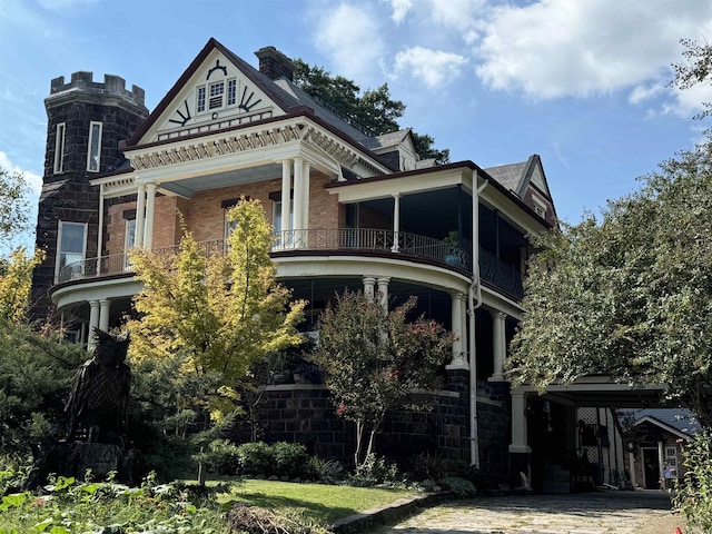 view of front of home featuring a balcony