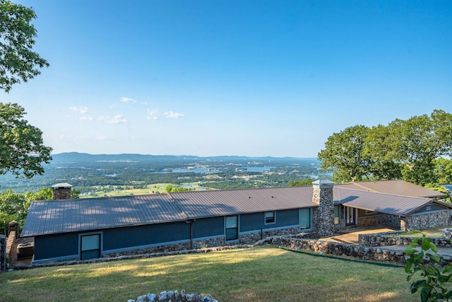 view of front of house featuring a mountain view and a front yard