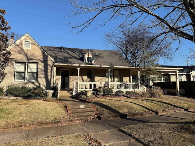 view of front of property with a front lawn and covered porch