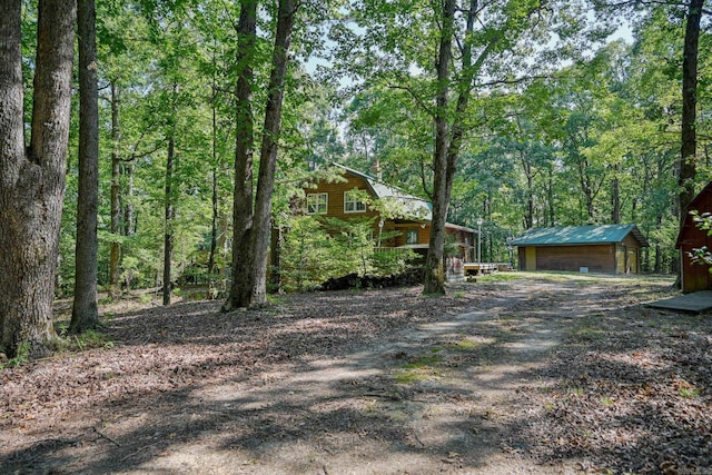 view of yard with an outdoor structure