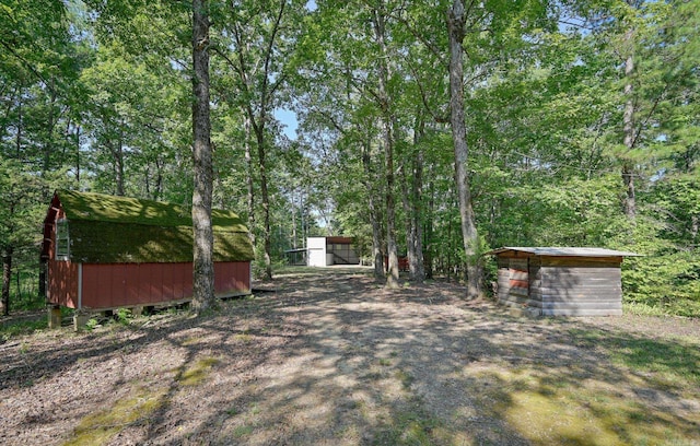 view of yard with a shed