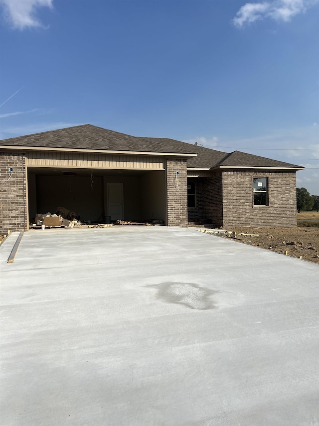 view of front facade featuring a garage