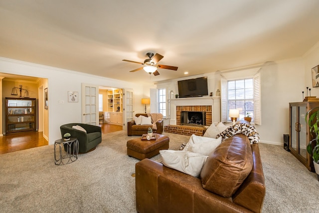 living room featuring plenty of natural light, crown molding, and ceiling fan