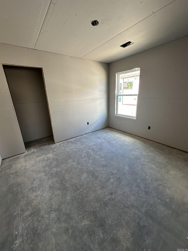 spare room featuring concrete floors