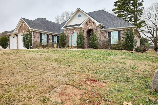 view of front facade featuring a garage and a front lawn