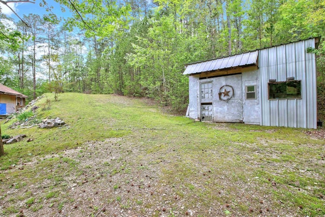 view of yard with an outbuilding