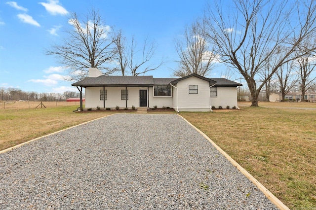 ranch-style home featuring a front lawn