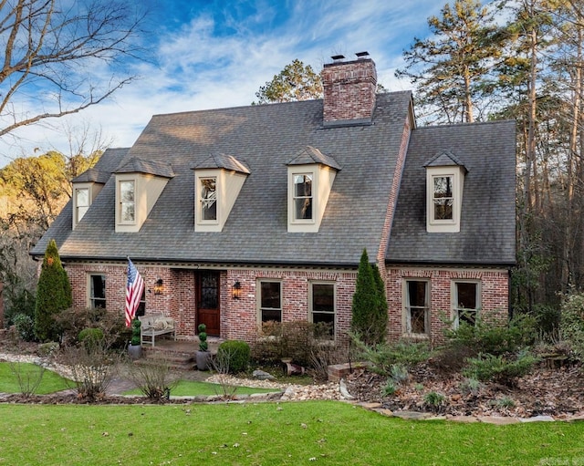 view of front of home featuring a front yard and a patio