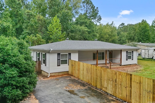 ranch-style home with a porch