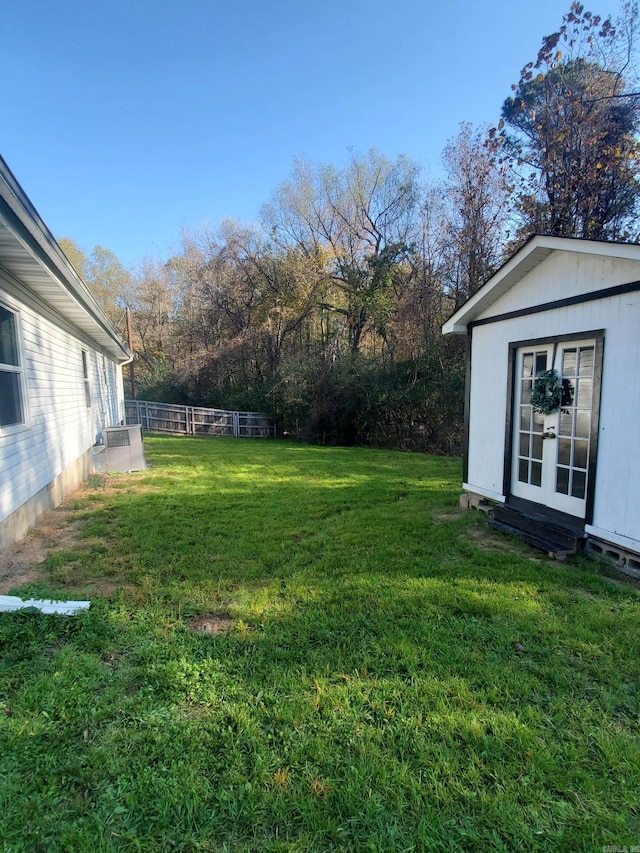 view of yard featuring a storage shed