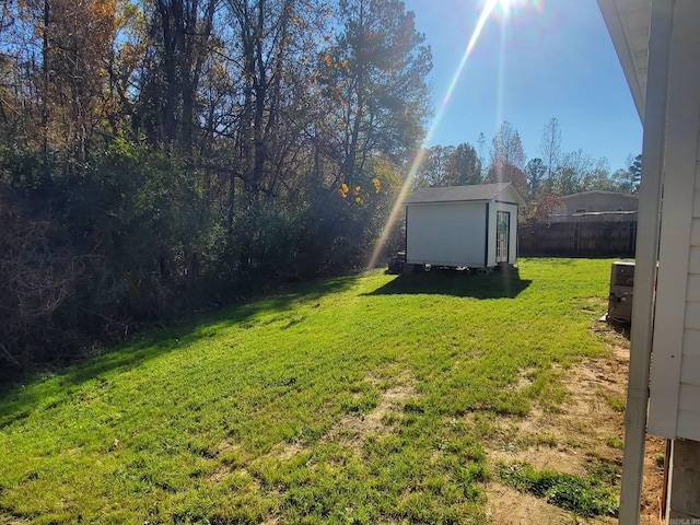 view of yard with a storage shed