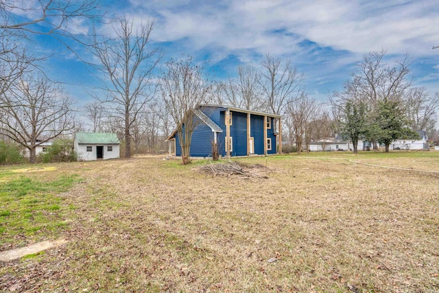 view of yard featuring an outbuilding