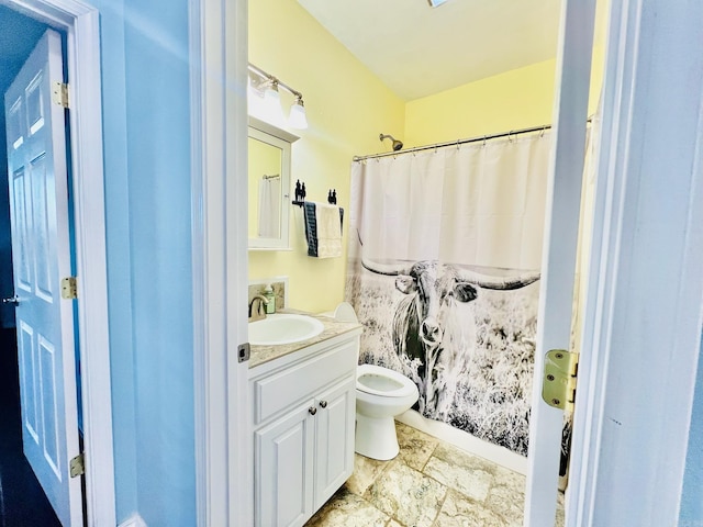 bathroom featuring a shower with curtain, vanity, and toilet