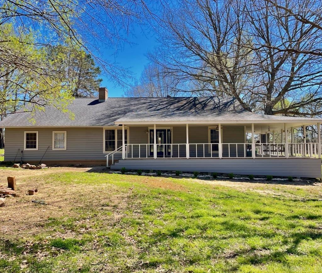 view of front of house with a front lawn