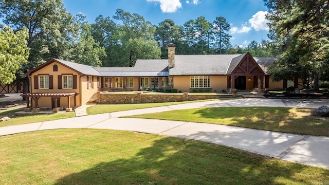 view of front of property featuring a front lawn