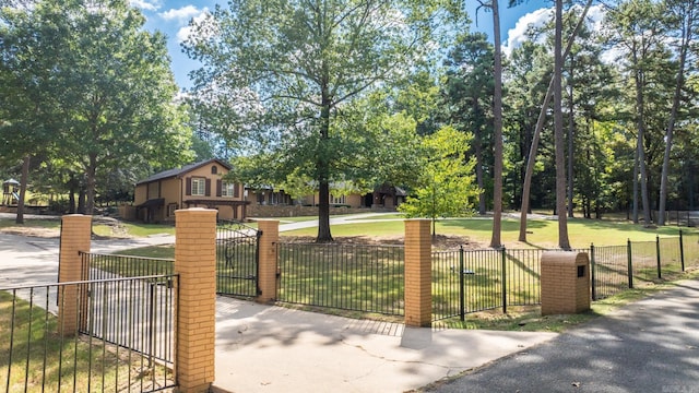 view of property's community featuring a lawn