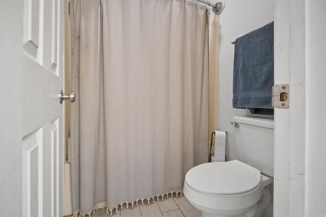 full bath with curtained shower and toilet