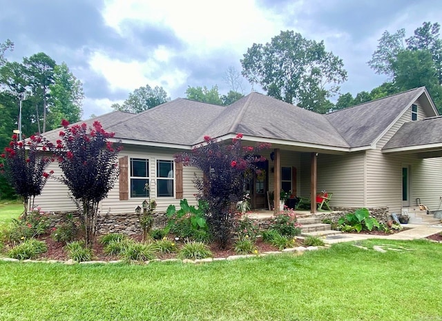 view of front of house featuring a front yard