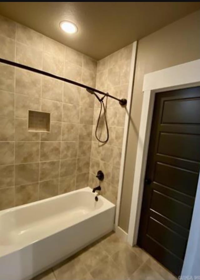 bathroom featuring tiled shower / bath