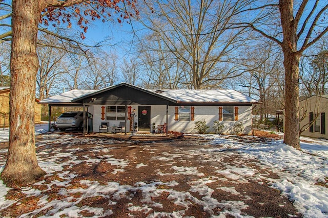 view of front facade featuring a carport