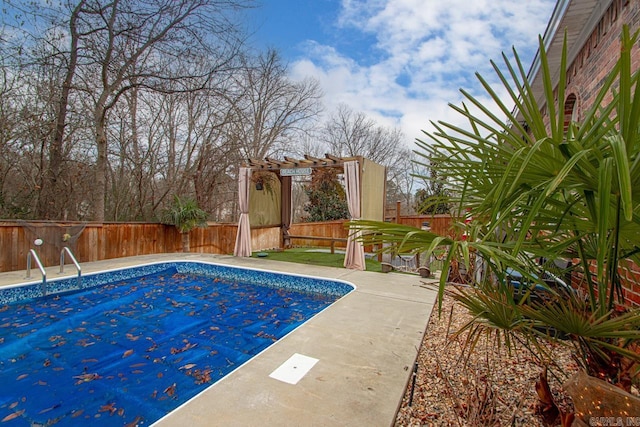 view of swimming pool