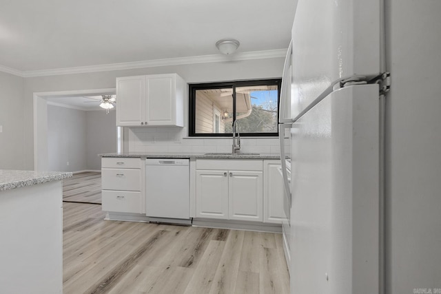 kitchen featuring white appliances, sink, light hardwood / wood-style flooring, ceiling fan, and white cabinetry