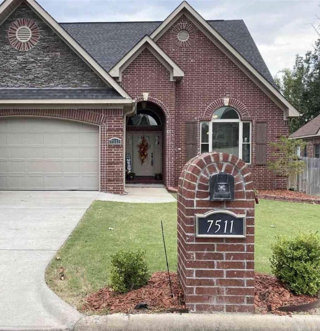 view of front of property featuring a front lawn and a garage