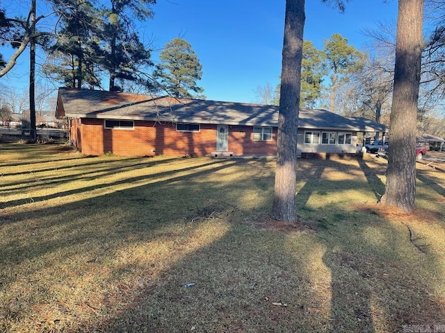 single story home with a front lawn