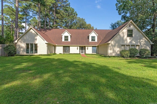 view of front facade featuring a front lawn