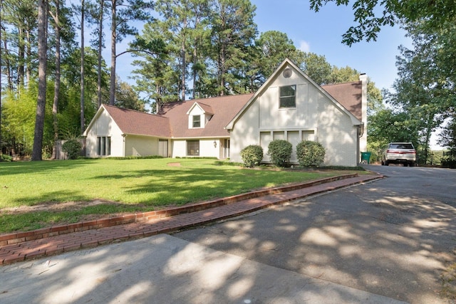 view of front of house featuring a front lawn