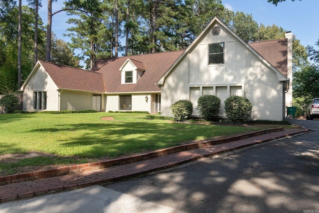 view of front of home featuring a front yard