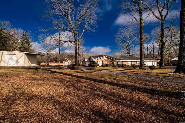 view of yard with an outdoor structure