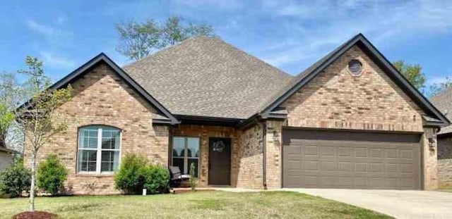 view of front of home featuring a front lawn and a garage