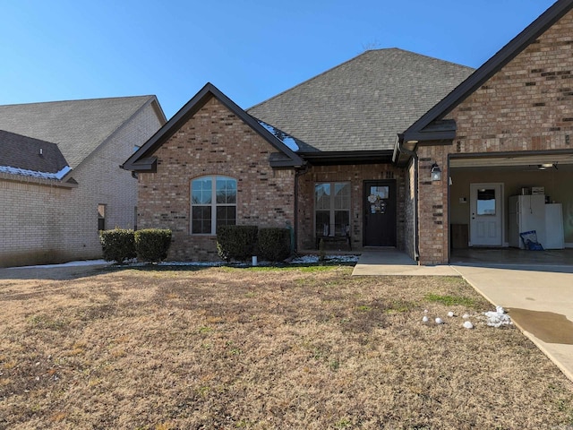 view of front of property with a front lawn