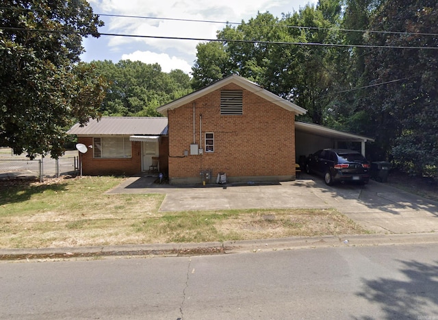 view of front of home featuring a carport