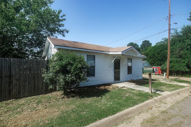 view of front of home with a front lawn