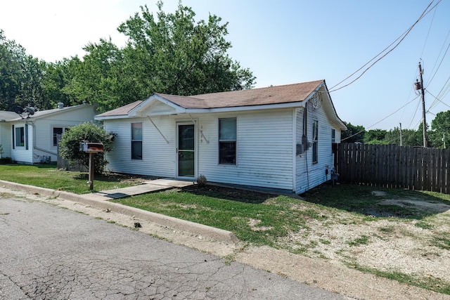 view of front of home featuring a front yard