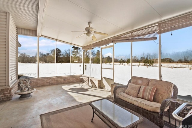 sunroom with ceiling fan