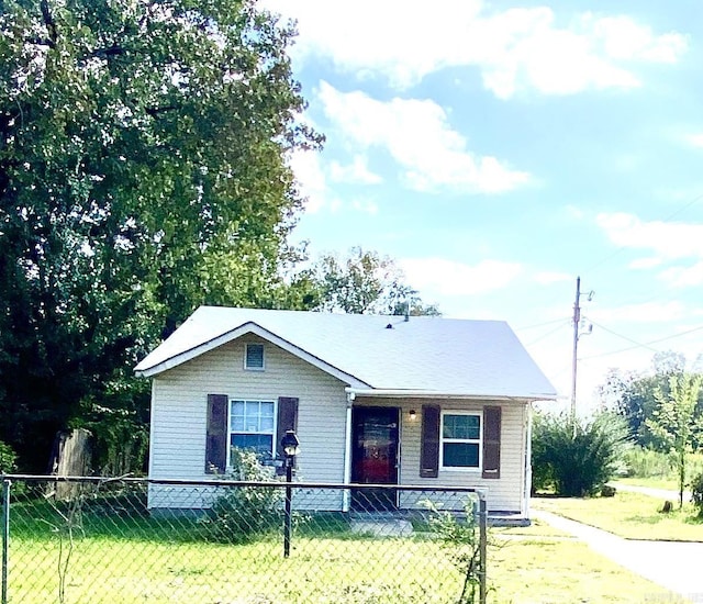 view of front of house with a front lawn