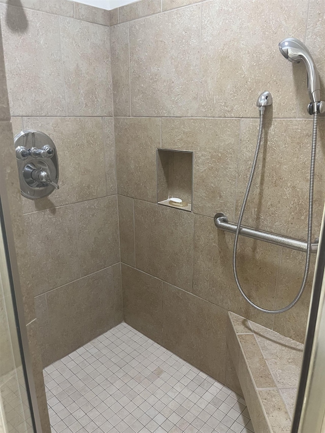 bathroom featuring tiled shower