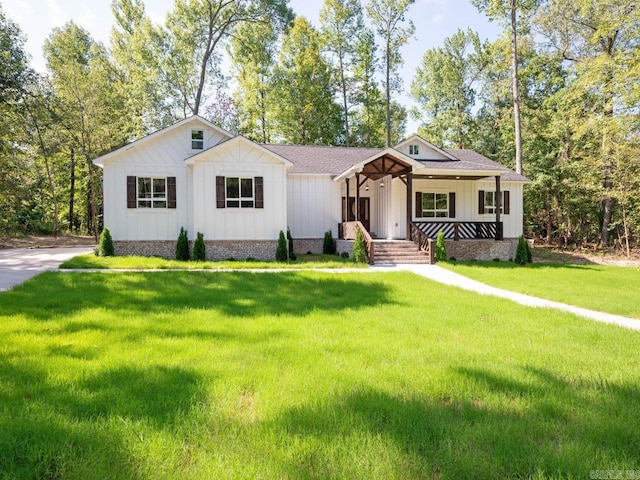 single story home featuring a porch and a front yard