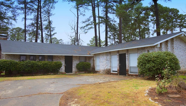 ranch-style home featuring a front yard