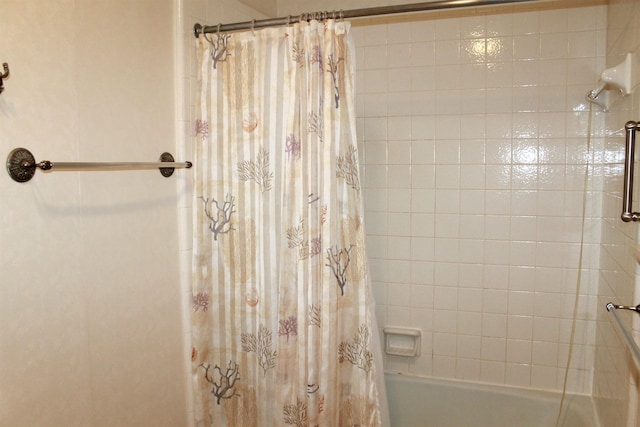 bathroom featuring shower / tub combo