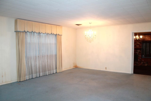 spare room with an inviting chandelier and carpet flooring