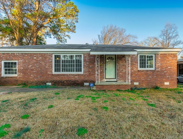 single story home with a front yard