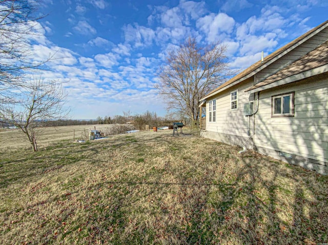 view of yard featuring a rural view